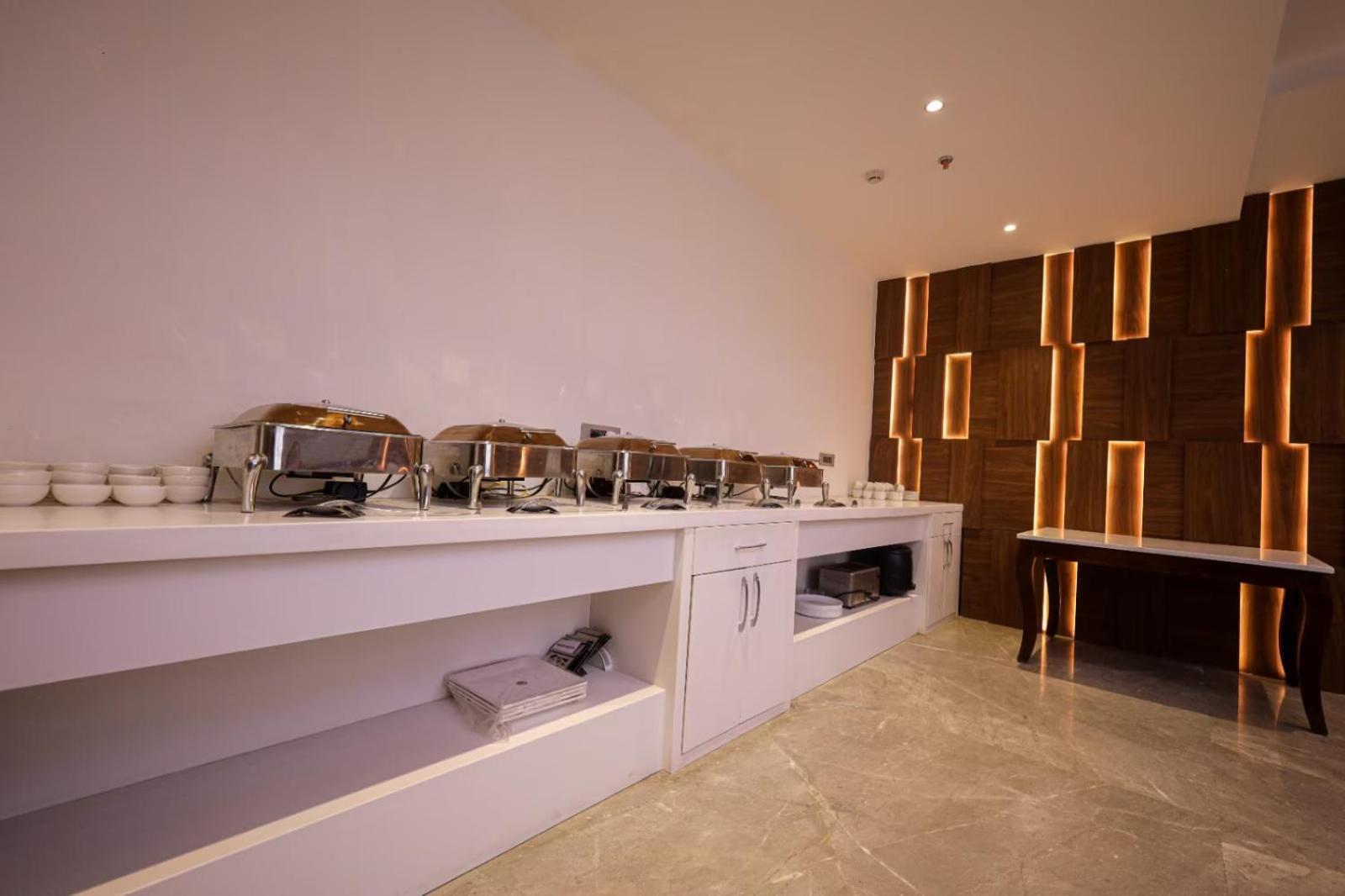 The Royal Legacy Hotell Lucknow Eksteriør bilde