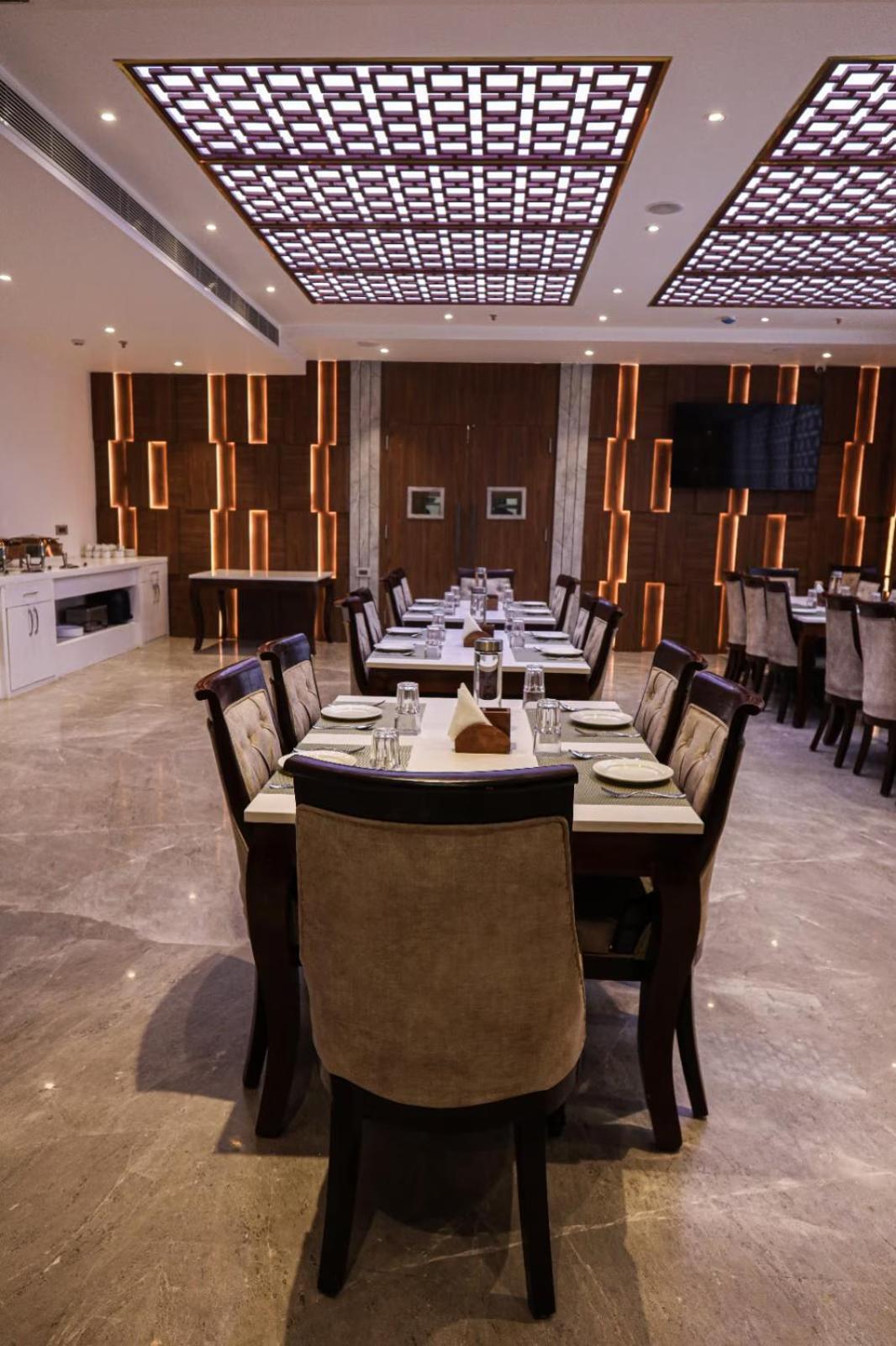 The Royal Legacy Hotell Lucknow Eksteriør bilde